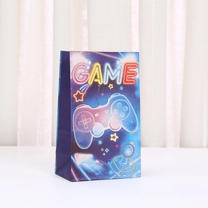 Dettaglio del sacchetto in carta kraft a tema gioco neon con controller e testo GAME