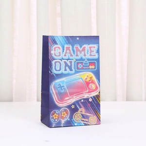 Dettaglio della stampa neon GAME ON su sacchetto regalo in carta blu per feste