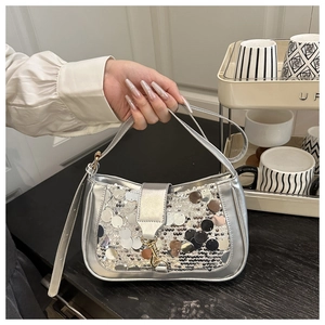 Détail du sac baguette à paillettes argentées avec bordures métallisées et bandoulière