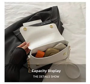 Borsa bianca aperta con vista dell'interno capiente per cellulare e trucchi