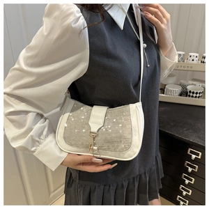 Détail d'un sac en cuir PU blanc avec paillettes argentées et boucle en métal doré