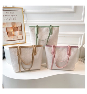 Trois grands sacs cabas crème avec anses vertes, marrons et roses et motifs de cœur en relief
