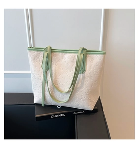 Détail du grand sac cabas avec motifs de cœur texturés et bandoulières vert clair