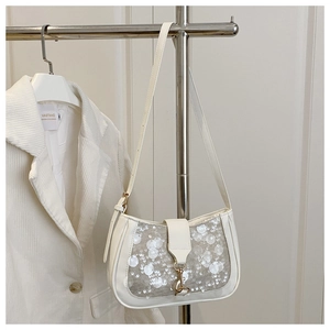Détail du sac à bandoulière à paillettes blanc crème avec fermoir métallique chic