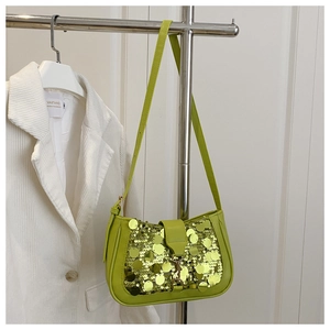 Gros plan détaillé du sac baguette vert fruit avec de grandes paillettes et boucle en métal