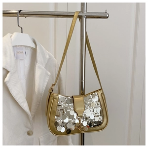 Vue détaillée du sac à paillettes dorées avec boucle métallique et bordure en cuir