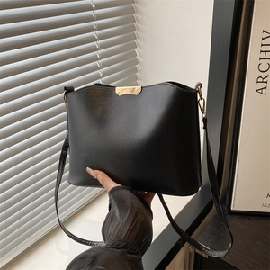 Sac Bandoulière Coquillage pour Femme Grande Capacité en Cuir PU Sac à Épaule Avec Large Bandoulière Couleur Unie Rétro Chic Urbain