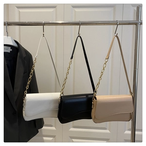 Borse a tracolla in bianco, nero e beige con eleganti dettagli in catena dorata
