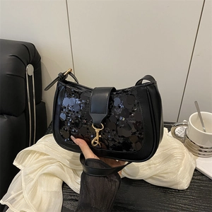 Sac baguette tendance à paillettes noires avec boucle dorée et bandoulière