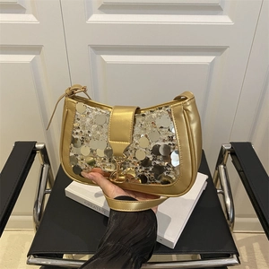 Sac baguette chic à paillettes dorées avec fermoir métallique pour un style élégant