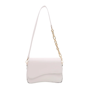 Borsa sottobraccio bianca minimalista con patta ondulata e dettagli catena dorata