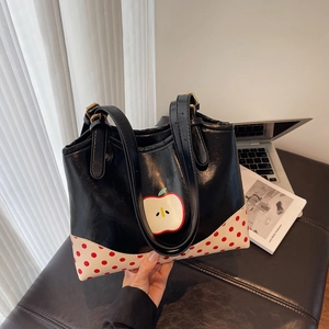 Borsa a spalla retrò in pelle nera con stampa a mela e motivo a pois rossi