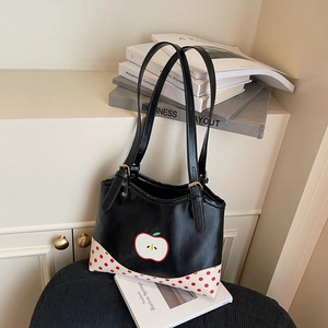 Borsa a spalla retrò in pelle PU nera con toppa a mela e dettagli con motivi a pois rossi