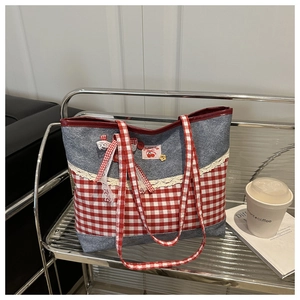 Detail der karierten Tragetasche mit Spitzenbesatz, Denim-Patchwork und Kirsch-Aufnäher