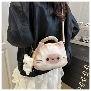 Detail der Plüsch Katze Toast Handtasche mit Stickerei und weißem Katzenanhänger