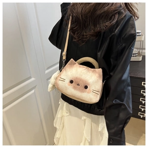 Detailansicht der Cartoon Katzen-Plüschtasche mit Umhängeriemen und süßem Bären-Anhänger