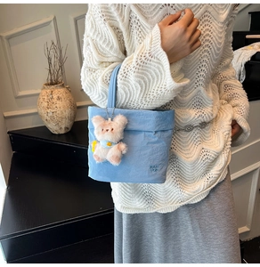 Detail der hellblauen Nylon-Tasche mit RAH TOP-Logo und rosa Kaninchen-Anhänger