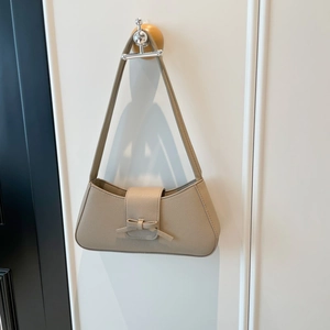 Bolso de hombro caqui elegante con lazo decorativo y cuero con patrón lichi