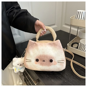 Detailansicht einer Plüschtasche mit Katzenmotiv, Bestickung und passendem Anhänger