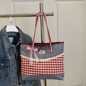 Tragetasche aus Denim mit Spitze, Karomuster und Kirsch-Schleifenanhänger