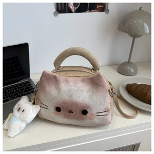 Detail der süßen beigen Katzen-Plüschtasche mit Ledergriffen und Plüsch-Anhänger