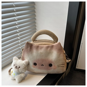 Detail der flauschigen Cartoon-Katzen-Handtasche mit Plüschtextur und süßem Anhänger