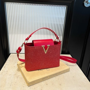 Sac seau rouge à paillettes élégant avec logo V doré et bandoulière réglable pour femme