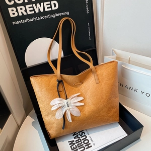 Sac fourre-tout marron minimaliste avec texture plissée et charm floral élégant