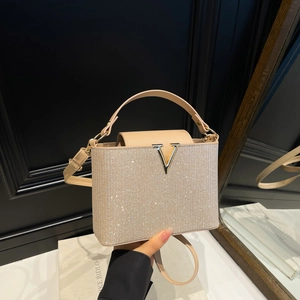 Sac à main beige élégant avec strass, logo V doré et bandoulière réglable