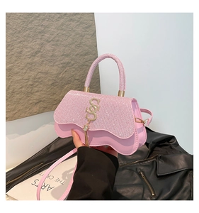Détail du sac à main rose avec rabat scintillant et logo S métallique doré