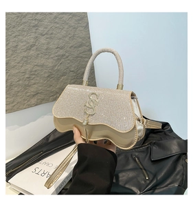 Détail du sac champagne en strass avec franges métalliques et logo SS gravé