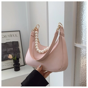 Dettaglio della borsa hobo rosa chiaro con manico decorativo in perle e dettagli dorati