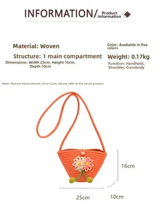 Detailansicht der gewebten Strandtasche mit Blumenmuster und Perlenknopfverschluss