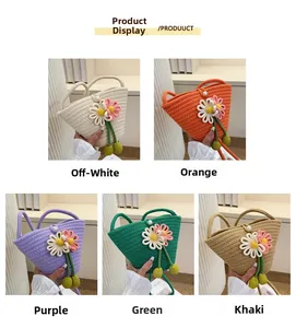 Detail von handgewebten Baumwolltaschen mit Blumenakzenten und Perlen in bunten Farben