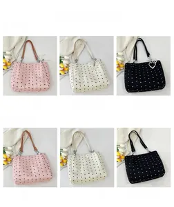 Détails des sacs fourre-tout en seersucker rose, beige et noir avec perles décoratives