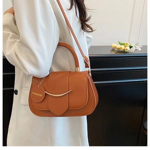 Detailansicht der karamellfarbenen Satteltasche aus Leder mit goldener Metallschnalle