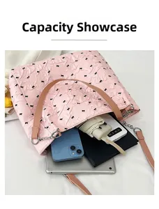 Sac fourre-tout rose à nœuds montrant sa grande capacité pour tablettes et objets du quotidien