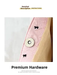 Détail du fermoir magnétique argenté sur sac rose avec motifs de nœuds noirs