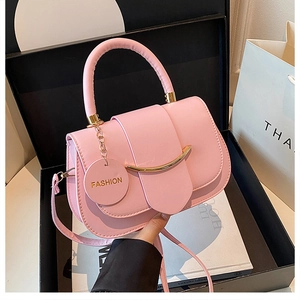Detail der rosa PU-Leder Satteltasche mit Golddekor in einer Premium-Geschenkbox