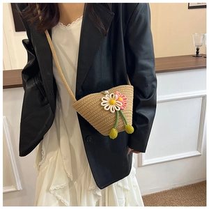 Detail der handgewebten Strohtasche mit 3D-Gänseblümchen und Perlenknopf-Verschluss