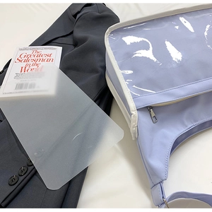 Détail du sac en toile violet clair avec poche en PVC transparent et bordure blanche