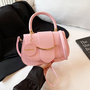 Schicke rosa Leder Satteltasche mit goldenem Metallbesatz und verstellbarem Schultergurt