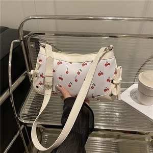 Sac sous le bras blanc avec imprimé cerises et détails de nœud décoratif sur le côté