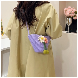 Detail der lila handgewebten Tasche mit 3D-Blumenapplikationen und Perlenverschluss