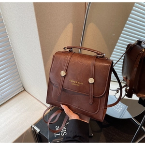 Vue détaillée de la texture du cuir PU marron et des boucles de ce sac à dos élégant
