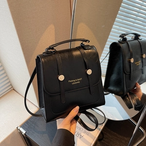Sac à dos femme en similicuir noir avec boucles dorées et poignée supérieure