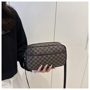 Détail du sac bandoulière avec texture jacquard rétro lettre M et doubles fermetures