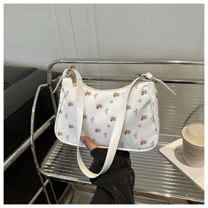 Sac sous le bras blanc à fleurs avec imprimé Beautiful sur support avec café et revue