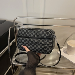 Sac bandoulière femme avec monogramme 'M', design élégant bicolore gris et noir mode
