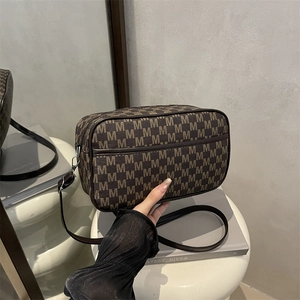 Sac bandoulière rétro pour femme avec motif M marron et bandoulière en cuir réglable